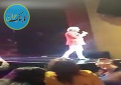 سقوط خواننده معروف از روی سن حین اجرای کنسرت فیلم