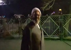 آوازخوانی یک روحانی در پشت صحنه برنامه زنده تلویزیونی + فیلم