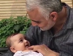 لحظاتی از نوازش یک نوزاد در آغوش سپهبد سلیمانی + فیلم