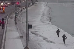 لحظه نجات یک مرد از داخل آب‌های یخ زده + فیلم