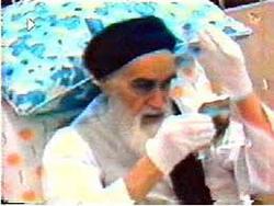 فیلم کمتر دیده شده از آماده شدن امام خمینی(ره) برای رفتن به مهمانی خدا