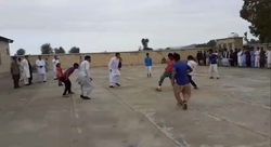 فوتبال بازی کردن حمید استیلی در کنار سیل‌زدگان سیستان و بلوچستان