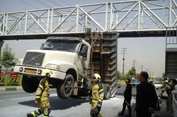 تصادف عجیب کامیون با پل عابر پیاده در اصفهان + فیلم
