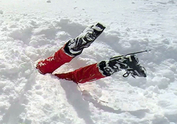 لحظه نجات دختر اسکی‌باز از زیر برف ۶۰ سانتی + فیلم