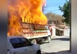 جولان کامیون با بار آتش گرفته در خیابان + فیلم