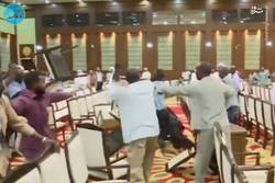 کتک کاری نمایندگان مجلس سودان با صندلی! + فیلم