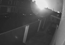 روشن شدن آسمان شب پس از انفجار در کارخانه فولاد انگلیس+ فیلم