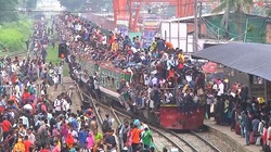 اتفاقی عجیب در ایستگاه‌ قطار پایتخت بنگلادش به‌خاطر عید فطر!+ فیلم