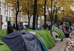 نوشته‌ای جالب روی چادر یکی از مهاجران در اروپا +عکس
