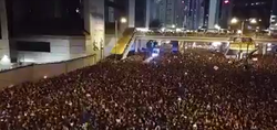 عبور آمبولانس از بین جمعیت میلیونی معترض در هنگ کنگ