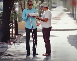 دوربین مخفی جالب از کمک شهروندان به فرد نابینا + فیلم