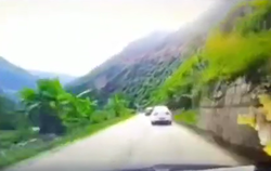 لحظه برخورد تکه ای از کوه با خودروی درحال حرکت + فیلم