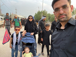 وزیر جوان همراه همسر و فرزندانش در راهپیمایی اربعین