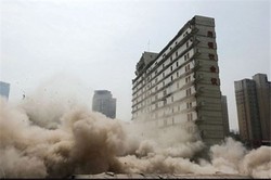 تخریب دقیق یک برج با مواد منفجره + فیلم