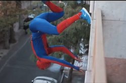 مربی «عصر جدید» در لباس مرد عنکبوتی برای شادی کودکان + فیلم