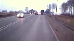 تصادف تریلی با دو خودرو به دلیل خلاف رفتن در جاده + فیلم