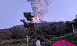 لحظه فعال شدن آتشفشان مراپی در اندونزی + فیلم
