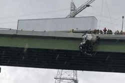 نجات راننده کامیون آویزان از پل + فیلم