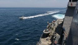 انتشار تصاویر رصد ناو آمریکایی در خلیج فارس توسط ۱۱ قایق تندروی ایرانی