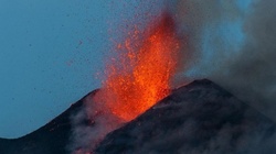 لحظه فوران بزرگترین آتشفشان آسیا در روسیه +فیلم