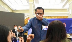 حرکت جنجالی نخست‌وزیر تایلند در مقابل خبرنگاران + فیلم