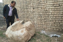 کشف یک قطعه سنگ بزرگ در روستای آشناخور خمین
