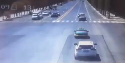 وقتی وزش گردباد خودروی وانت را بلند می کند + فیلم
