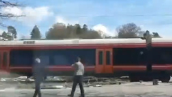 برخورد شدید قطار مسافربری با یک تریلی + فیلم