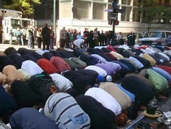 اقامه نماز مسلمانان آمریکا در خیابان + فیلم