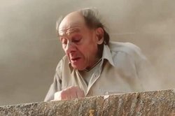 نجات معجزه‌آسای یک فرد مسن که محل اقامتش آتش گرفته بود + فیلم