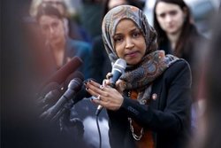 صحبت های نماینده زن مسلمان کنگره آمریکا در میان معترضان +  فیلم