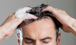 چند اشتباه رایج در شستشوی موها که اغلب ما مرتکب می شویم