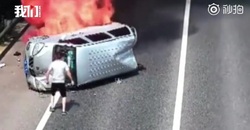 نجات دلهره آور سرنشینان از خودروی در حال سوختن + فیلم