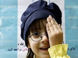 اهدای عینک به کودکان محروم روستایی