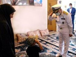 لحظه‌ای جالب از دیدار امیر خانزادی و فرزند شهید ارتش + فیلم