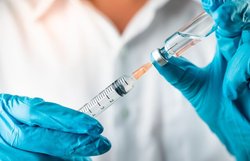 انتقاد شدید یک پزشک از صحبت‌های غیر علمی در مورد واکسن