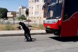 کشیدن اتوبوس ۱۸ تنی توسط زن سیرجانی + فیلم
