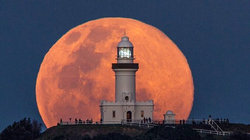 طلوع دیدنی ماه کامل در خلیج بایرون در استرالیا + فیلم
