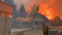 آتش خانه‌های مردم را در کالیفرنیا، اورگون و واشنگتن سوزاند