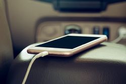 چرا نباید موبایل را در ماشین به شارژ بزنیم؟