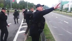 رئیس جمهور بلاروس با اسلحه در خیابان + فیلم