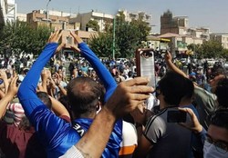 ماجرای اعتراض استقلالی‌ها مقابل مجلس و شعار علیه آذری جهرمی +عکس
