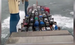 آتش گرفتن ماشین‌های سفارشی آمریکایی روی عرشه کشتی + فیلم