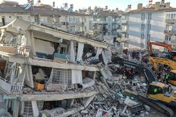 لحظه وحشتناک وقوع زلزله ترکیه از دوربین یک گیمر + فیلم