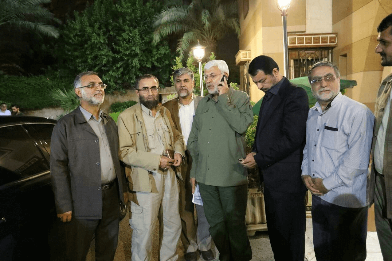 شهید علیرضا گل‌محمدی در کنار ابومهدی المهندس