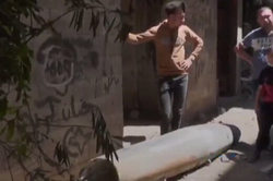 بمب عمل نکرده جنگنده‌های اسرائیلی در غزه + فیلم