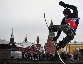 یک ورزشکار اسنوبرد در حال فعالیت در مسکو 
