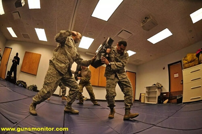 سربازان نیروی هوایی آمریکا در حال انجام تمرینات دفاع شخصی طی بخش رزمی دوره SERE در پایگاه نیروی هوایی اسکات در ایلینوی دیده می شوند.
