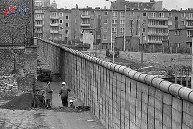 کارگر ساختمانی در کنار دیوار برلین در بخش غربی. آوریل 1967

