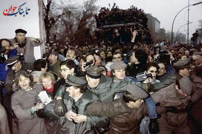 پلیس مرزی سعی در کنترل سیل جمعیت شهروندان برلین شرقی دارد. 12 نوامبر 1989
